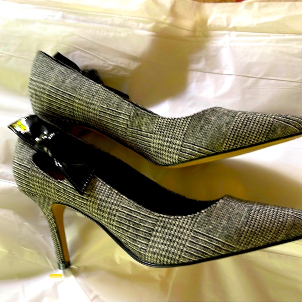 Marc Fisher Black Houndstooth Tweed Heels Size 7.5 Like New 2.5 inch Heel